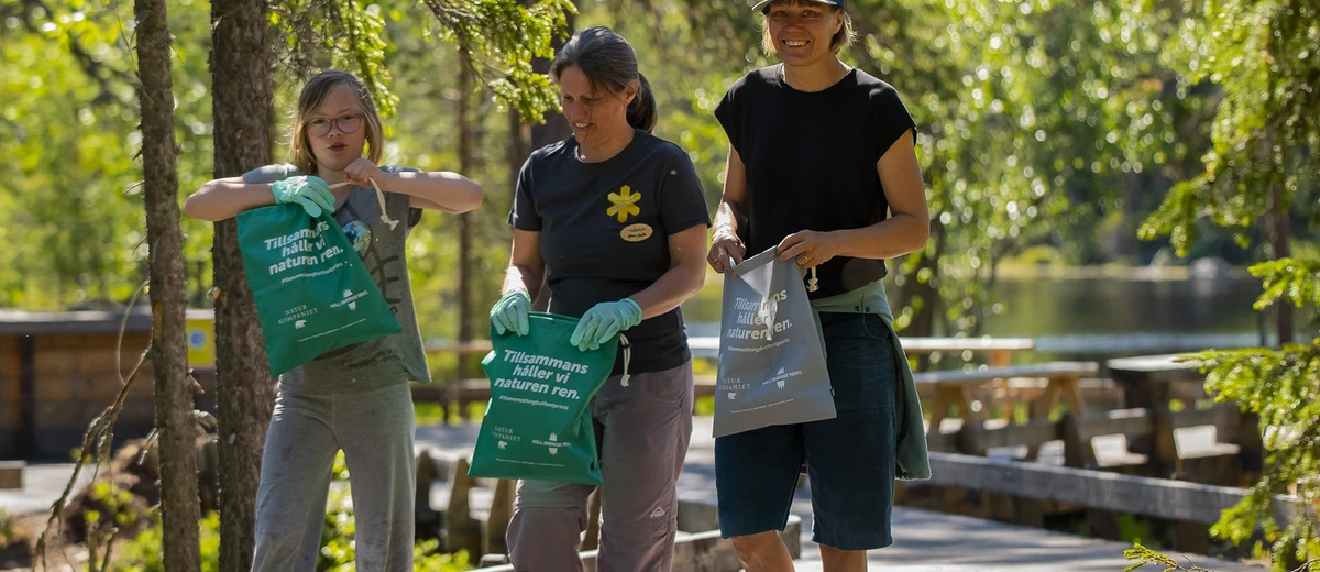 Skräpplockning med återanvändbara skräppåsar vid Fulufjället. Foto: Stefan Hamréus