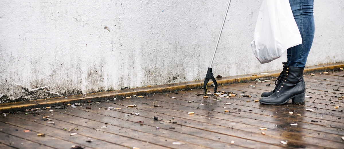 Fimpar plockas av en skräpplockare i Björns trädgård