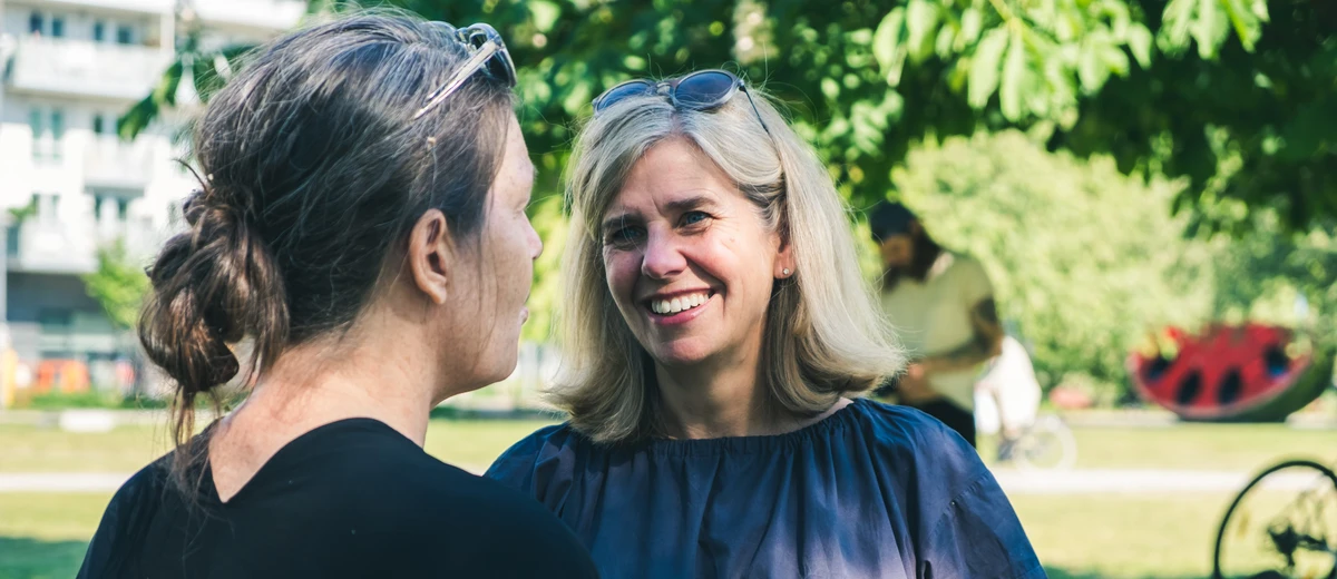 Johanna Ragnartz pratar med kollega i park. 