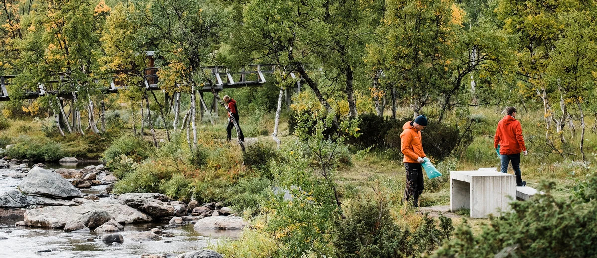 Skräpplockare i naturen vid Storulvån Foto: Darren Hamlin