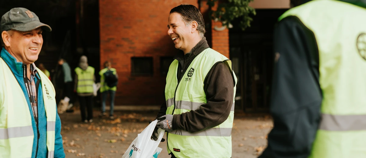Glada skräpplockare från Nacka kommun i reflexvästar. Foto: Emma Grann