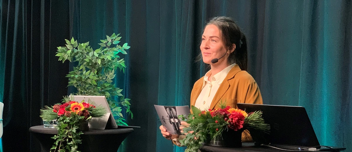 Linnea Bergman står i studion på årets Håll Sverige Rent-konferens