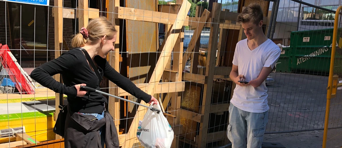 Två personer gör en skräpmätning vid bygge.