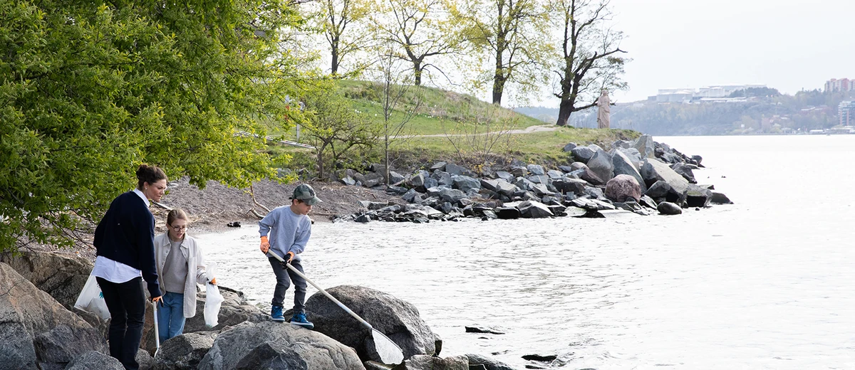 Kronprinsessan, Prinsessan Estelle och Prins Oscar plockar skräp på Kungl. Djurgården