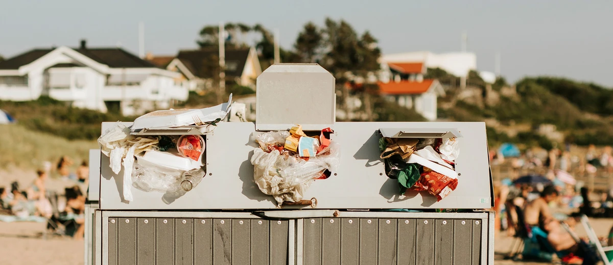 Fylld soptunna vid strand. Foto: Emma Grann