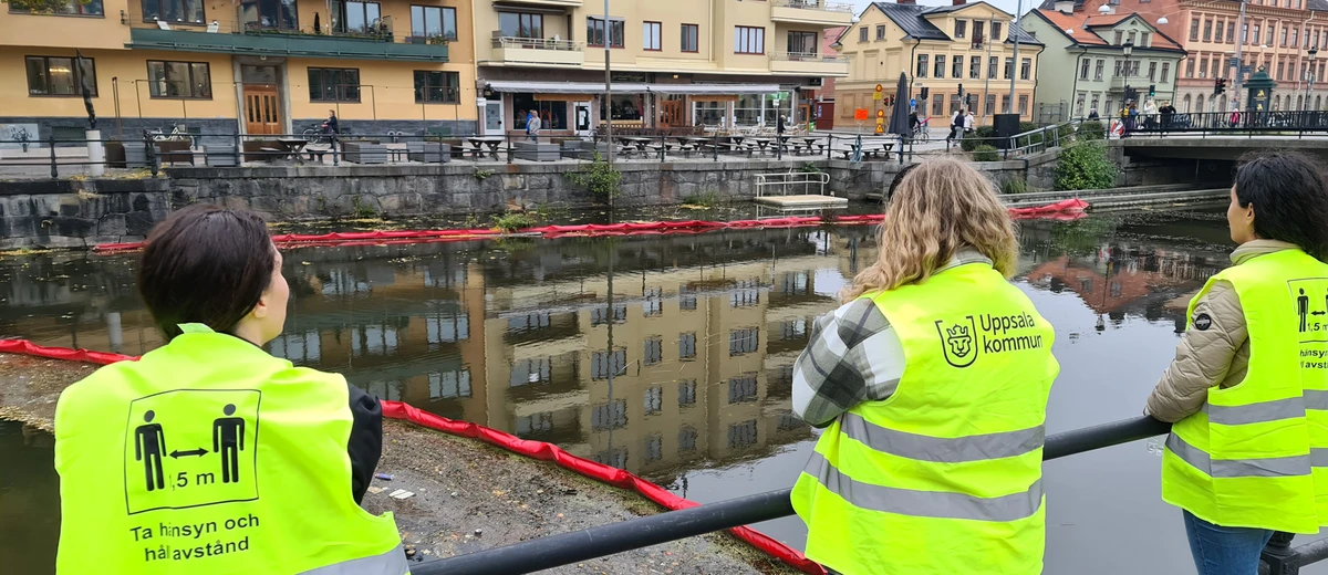 Skräpmätning i Fyrisån i Uppsala. Foto: Uppsala kommun
