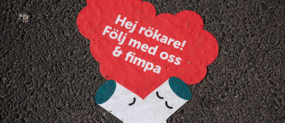 Dekaler som leder rökare till askkopp i nudging-kampanj i Göteborg.