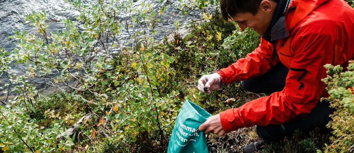 Skräpplockare i naturen. Foto: Darren Hamlin