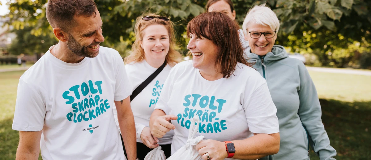 Glada människor som plockar skräp