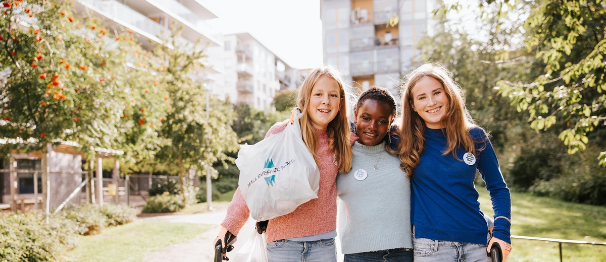 Tre tjejer plockar skräp