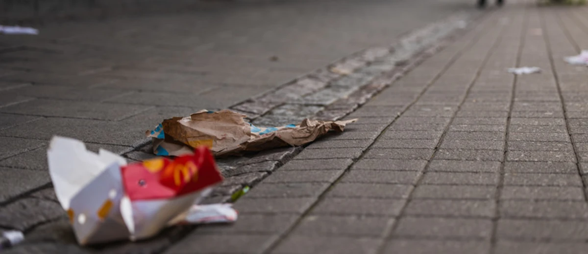 Skräp som slängts på stan