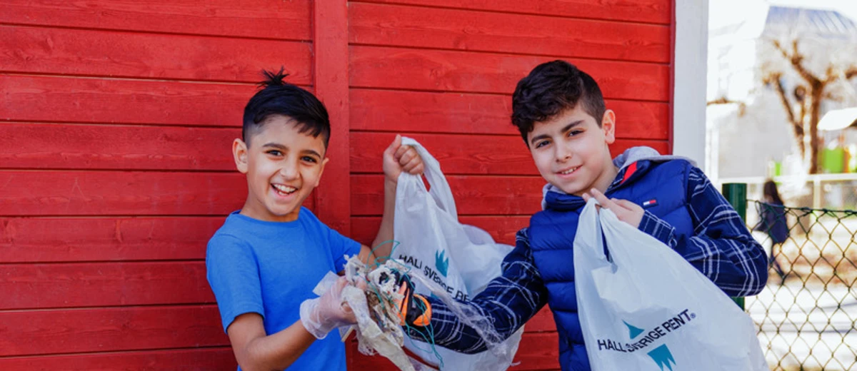 Barn som plockar skräp