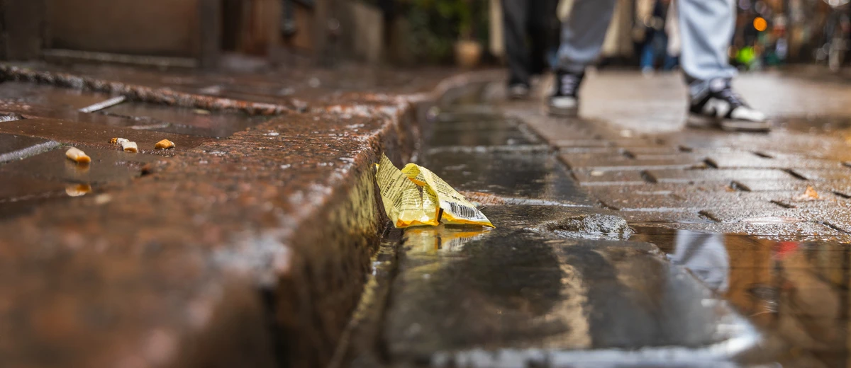 Plastskräp ligger slängt på marken i stan