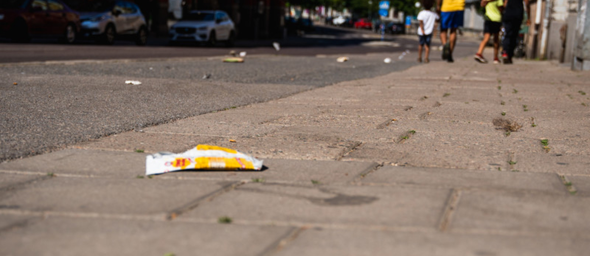 Plastförpackning ligger på marken och skräpar