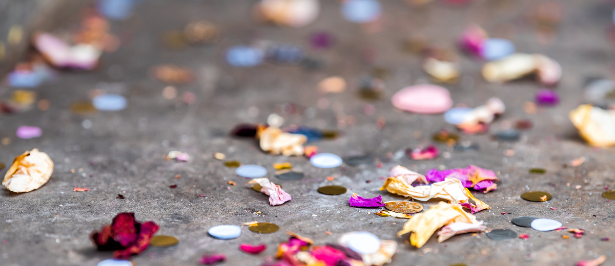 Plastkonfetti som ligger kvar på marken