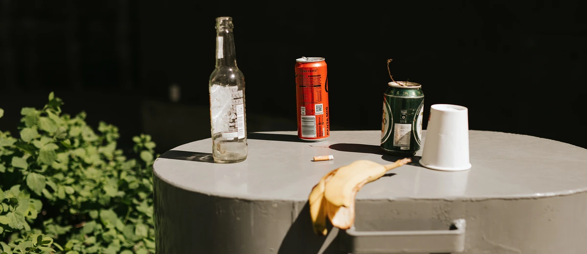 Skräp som ställts uppe på en papperskorg