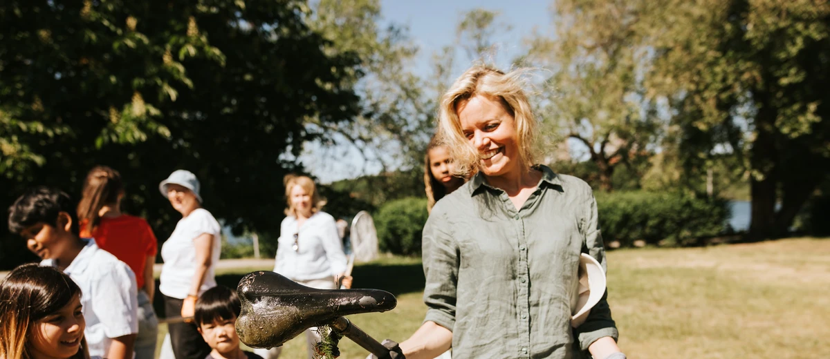 Skräpplockning i en park