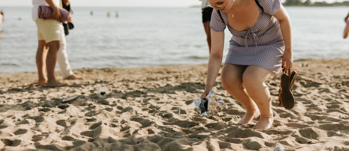 Plocka skräp på stranden