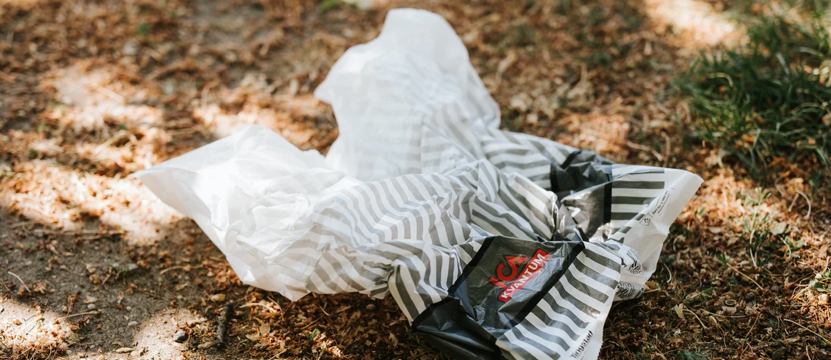 Skräpig plastpåse ligger på marken