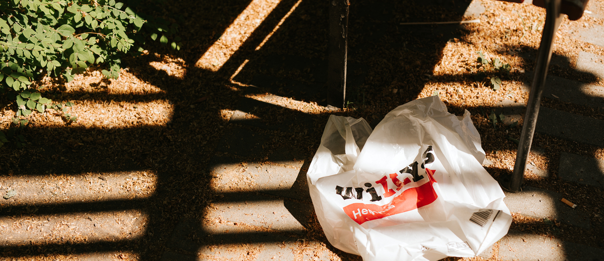 Skräpig plastpåse i en park