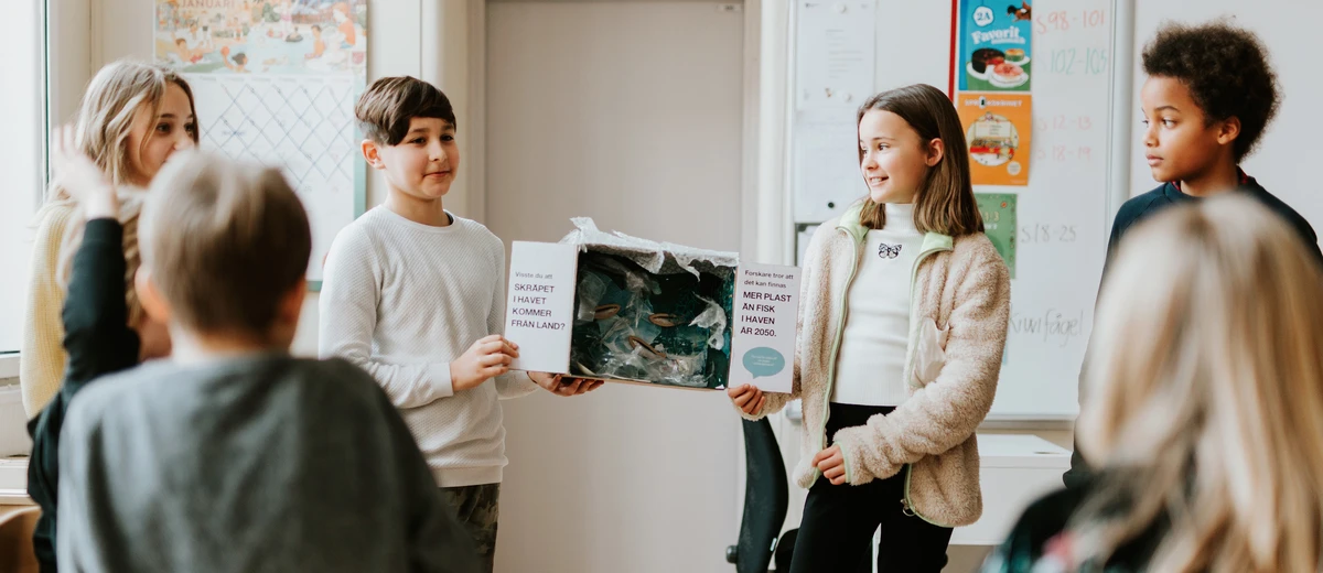 Elever visar upp sitt skolprojekt