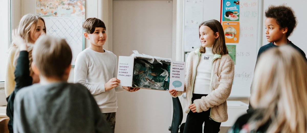 Elever visar upp sitt skolprojekt
