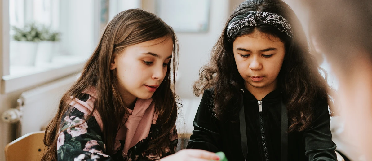 Två tjejer i klassrum