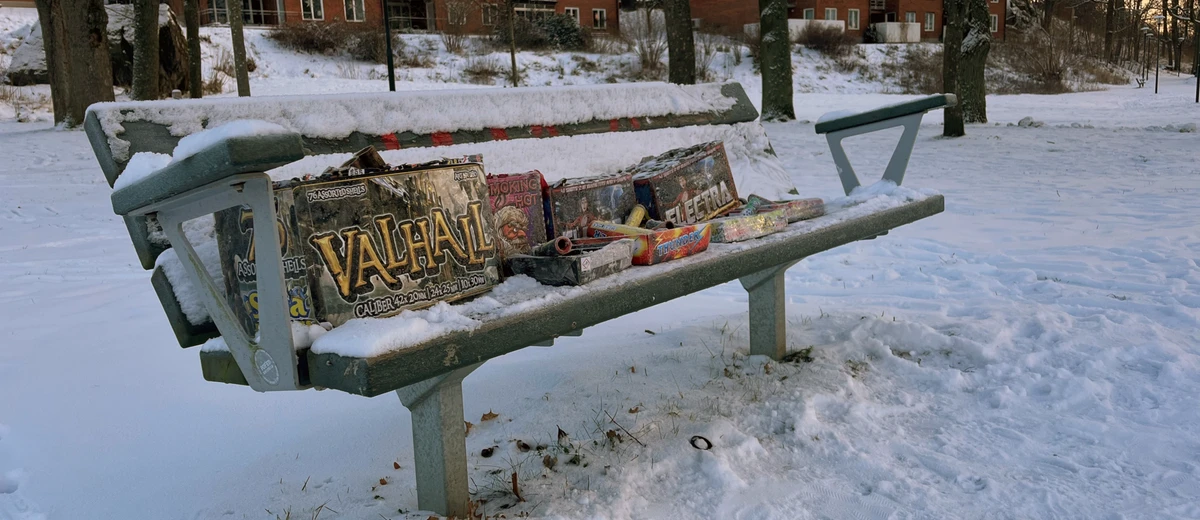 Rester av raketer ligger uppradat på en parkbänk