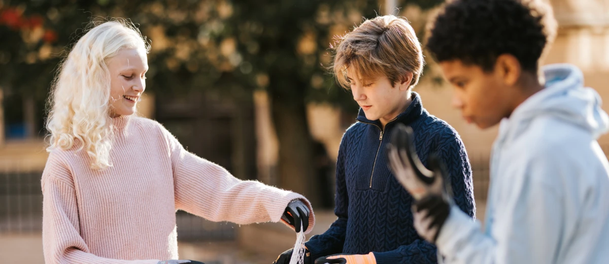 Skolbarn plockar skräp utomhus