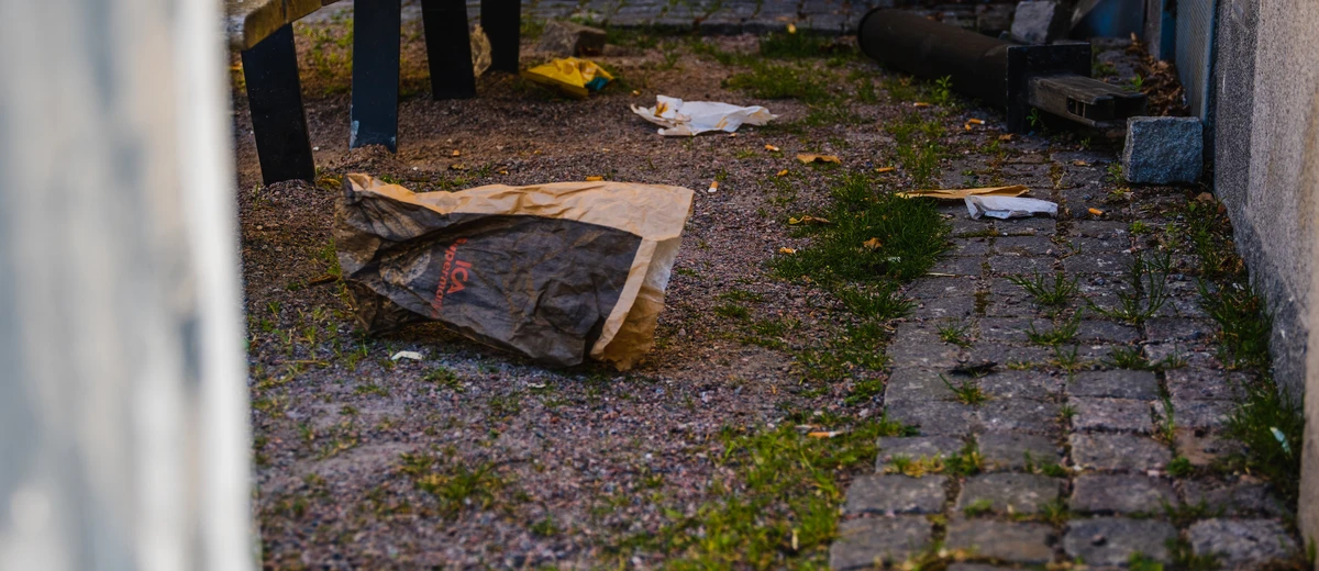 Skräp som ligger på marken