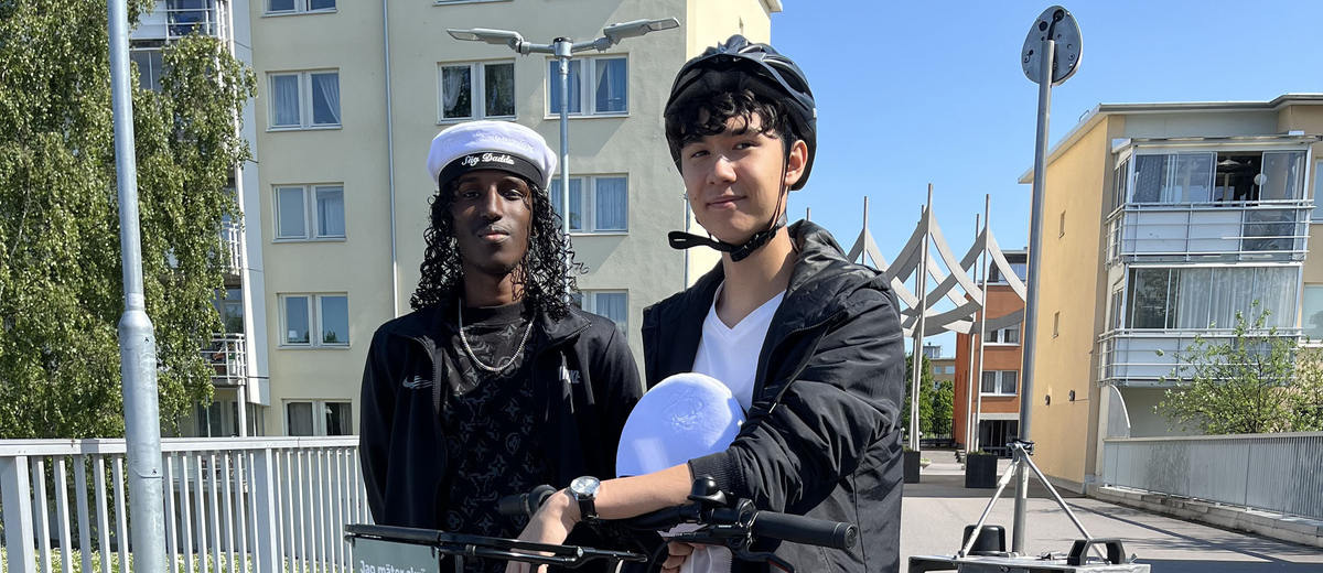 Kaled Buraale (vänster) och Erik Karlsson (höger) är två av de unga sommarjobbare som ska testa den nya AI-tekniken för att mäta skräp.