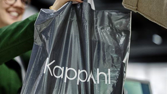 Expedit räcker över plastpåse på KappAhl