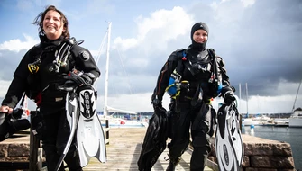 Två glada dykare efter Skräpdykets dag i Lysekil. Foto: Louise Johansson