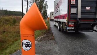 Skräptratt uppsatt vid rastplats vid Mora Stenar