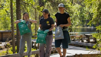 Skräpplockning med återanvändbara skräppåsar vid Fulufjället. Foto: Stefan Hamréus