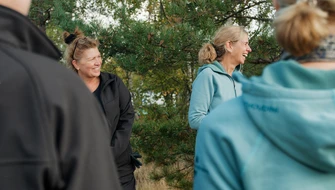 Johanna Ragnartz plockar skräp med företag