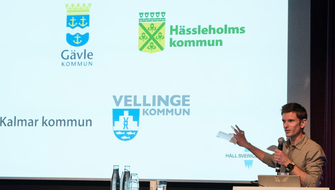 Stefan Hållberg delar ut till årets Håll Sverige Rent-kommun