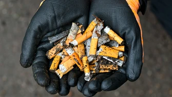 Händer håller fimpar och snus 