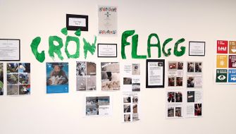 Norrskensgårdens arbete med Grön Flagg uppsatt på en vägg 