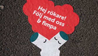 Dekaler som leder rökare till askkopp i nudging-kampanj i Göteborg.