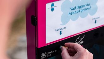 En ballot bin i Göteborg, där rökare kan svara på frågor genom att fimpa.