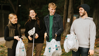 Skräpplockare på Håll Sverige Rent-dagen. Foto: Emma Grann