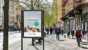Stortavla utomhus med en Håll Sverige Rent-kampanj