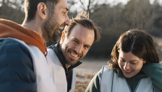 Tre personer är ute och plockar skräp