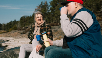 Par som fikar efter skräpplockning