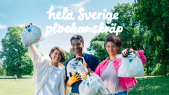 Tre glada människor med soppåsar