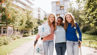 Tre tjejer plockar skräp