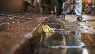 Plastskräp ligger slängt på marken i stan