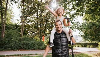 Pappa med barn på axlarna