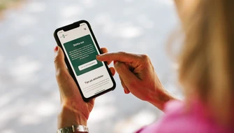 Kvinna som swishar på mobilen